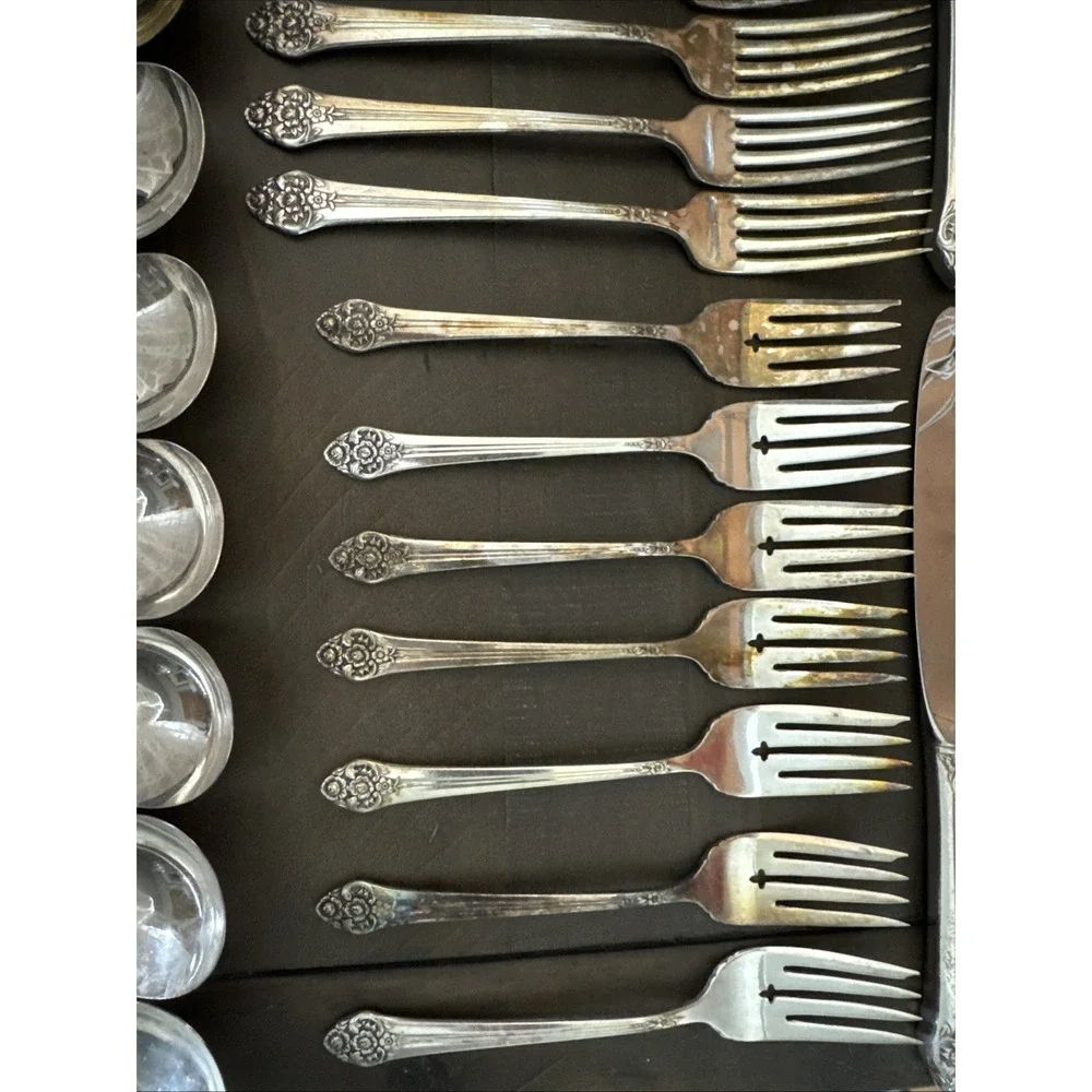 Oneida Community Plantation Flatware Silver plate Forks Spoons Knives 34 Pcs